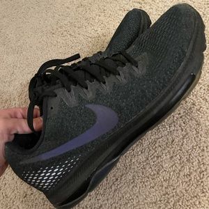 black Nike tennis shoes